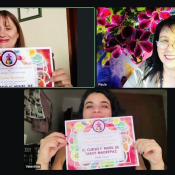 Graduadas en el 2” nivel de tarot madrepaz, Profesora Paula Franco