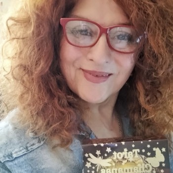 Cristina con el tarot CHAMANAS