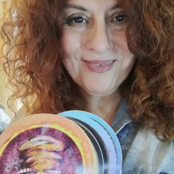 Cristina con el tarot Chamanas
