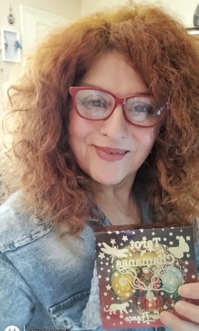 Cristina Rueda con su tarot CHAMANAS