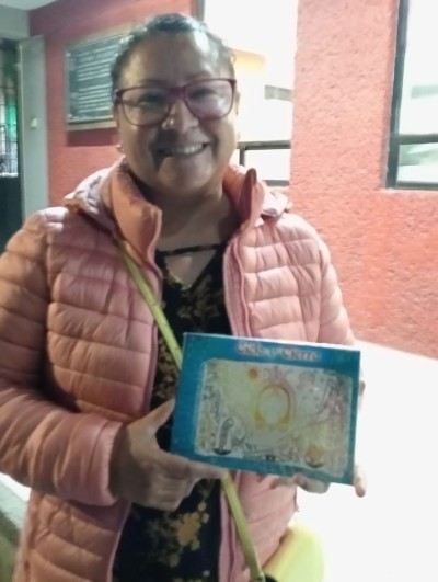 Amiga de Mexico con el libro Libro Cielo y Tierra