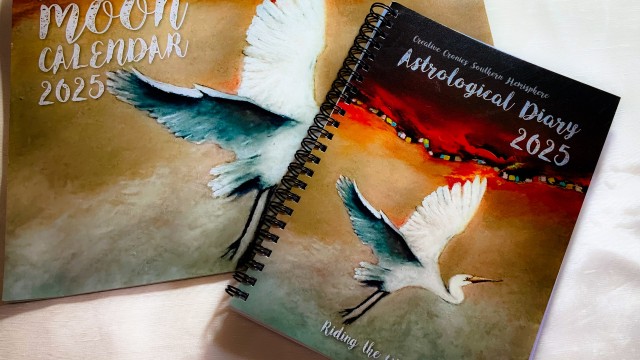 ✨ ¡Una hermosa noticia para compartir! ✨

Las maravillosas creadoras de @creativecronies han incluido algunas de mis pinturas en su calendario y agenda, tejidas con su sabiduría astrológica y visionar