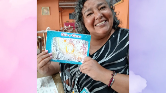 ✨🌸 Círculo de mujeres en Rosa de México 🌸✨
Mi corazón se llena de gratitud al ver cómo mis libros viajan, cruzan fronteras y encuentran su lugar en círculos sagrados de mujeres.
En Rosa de México,