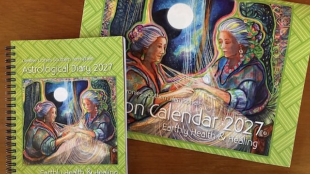Las Dos Abuelas de la Luna: mi obra en la portada del Moon Calendar 2027 de Creative Cronies, Las Dos Abuelas de la Luna, obra de Paula Franco, fue elegida para la portada del Moon Calendar 2027 de